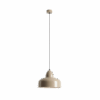 Beżowa, nowoczesna lampa wisząca z metalowym kloszem, zawieszona na czarnym przewodzie.