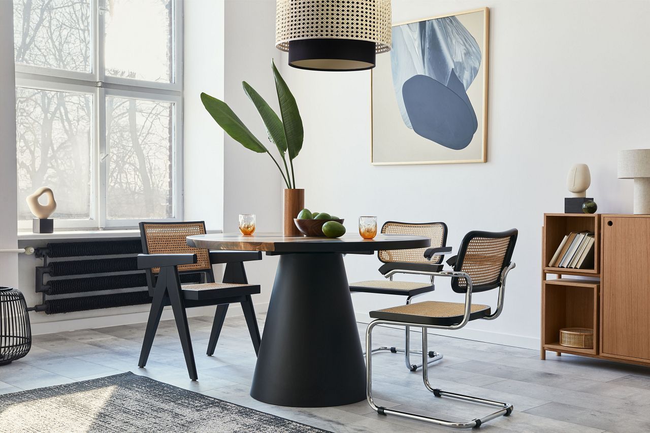 Wisząca lampa w czarnym kolorze z plecionym kloszem Rotang