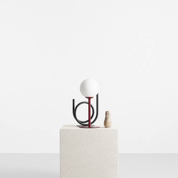 Bordowa lampa stołowa Pinne z mlecznym kloszem