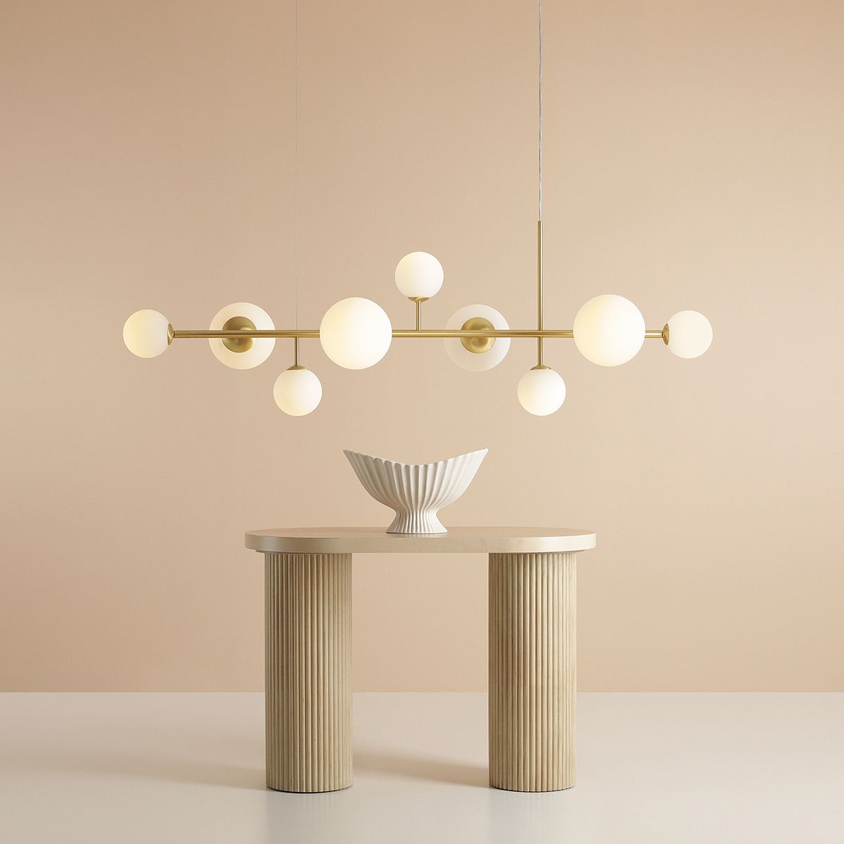 Stylowa lampa wisząca Dione 9 w odcieniu mosiądzu, idealna do salonu