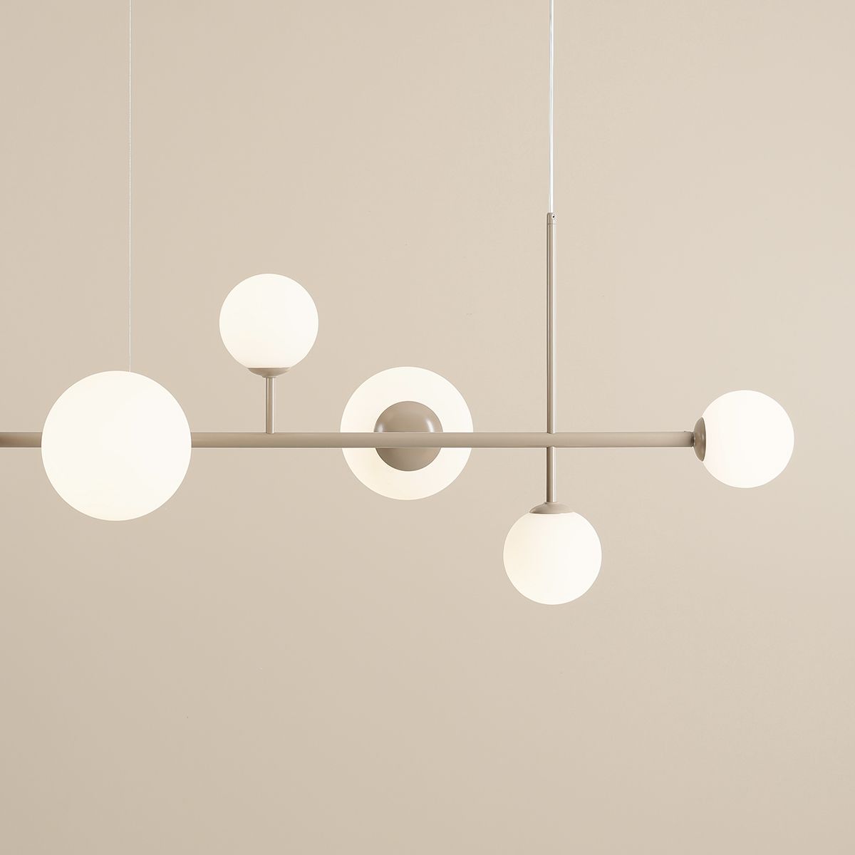 Wisząca lampa Dione 6 w kolorze beżowym ze szklanymi kloszami