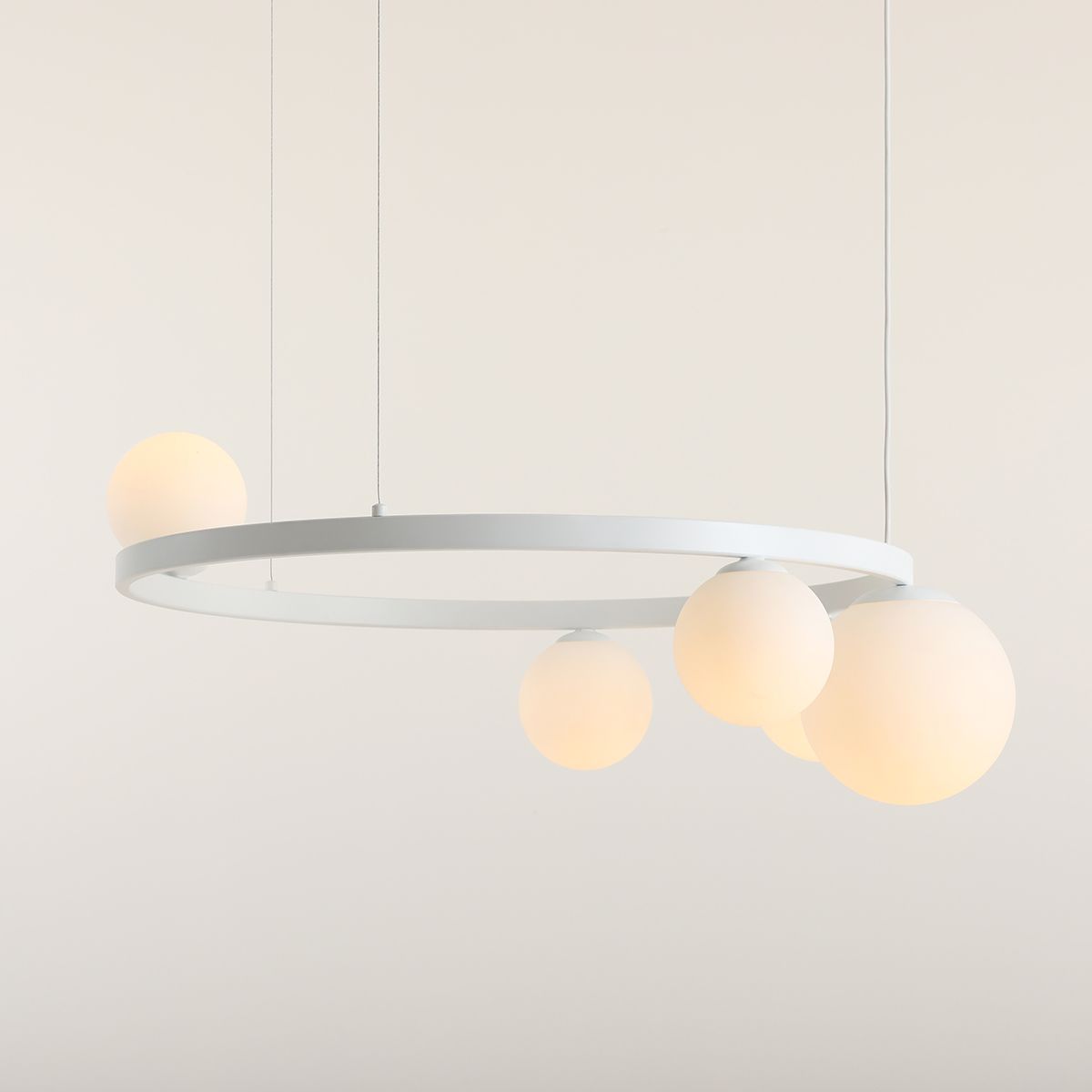 Biały żyrandol Garda 5 z eleganckimi szklanymi kloszami