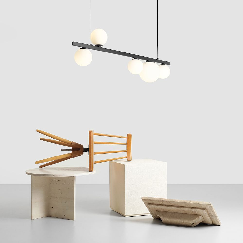 Czarna lampa wisząca Garda 5 z białymi kloszami w kształcie kul