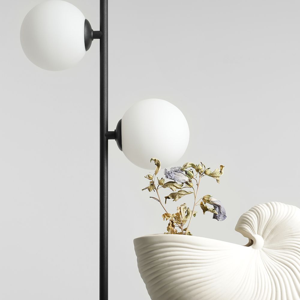 Czarna podłogowa lampa Libra z trzema białymi kloszami