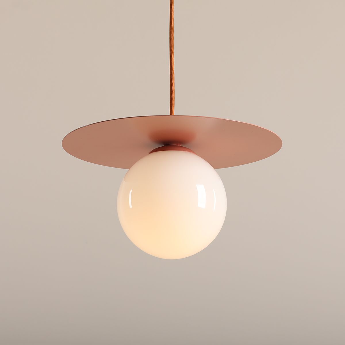 Mała wisząca lampa Loop Coral w subtelnym stylu