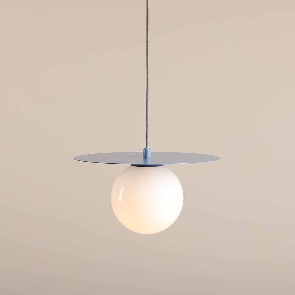Wisząca lampa Loop w kolorze Dusty Blue