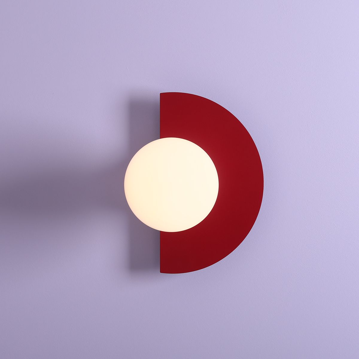 Stylowy kinkiet Loop – dysk w kolorze red wine
