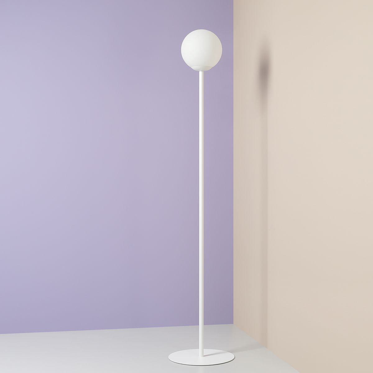 Biała podłogowa lampa Pinne z kloszem ze szkła