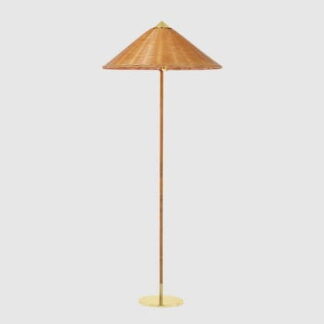 Stylowa lampa podłogowa 9602 z naturalnym, wiklinowym kloszem stożkowym na smukłym drewnianym stelażu i eleganckiej złotej podstawie. Idealna do wnętrz w stylu boho, rustykalnym lub naturalnym.