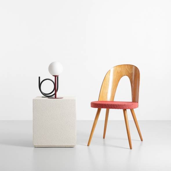 Bordowa lampa stołowa Pinne z mlecznym kloszem