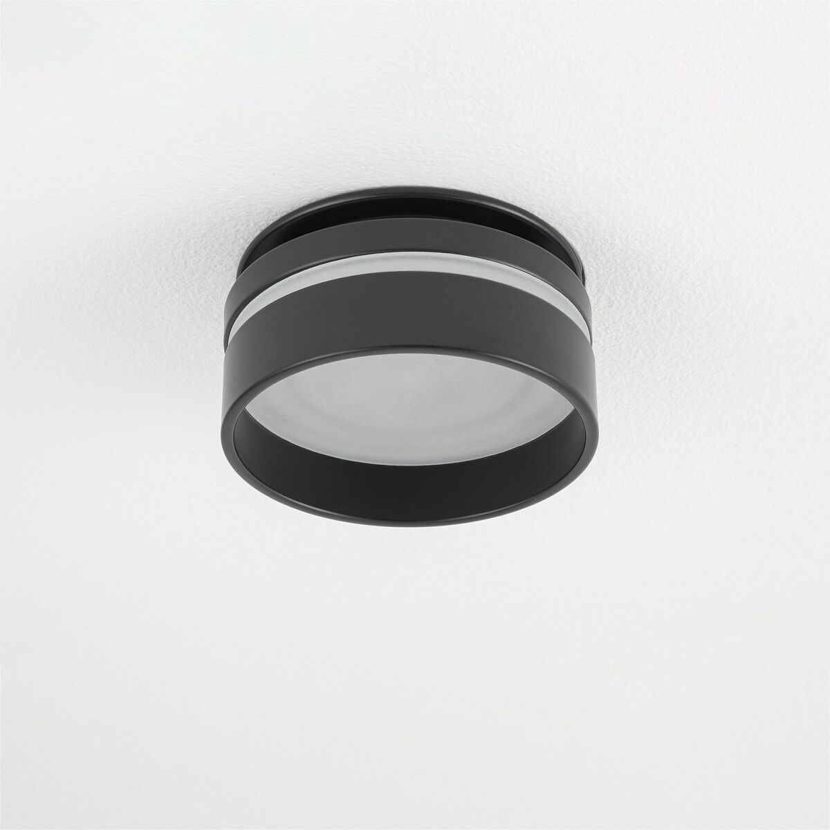 Czarna podtynkowa lampa Mljet idealnie sprawdzi się w sypialni