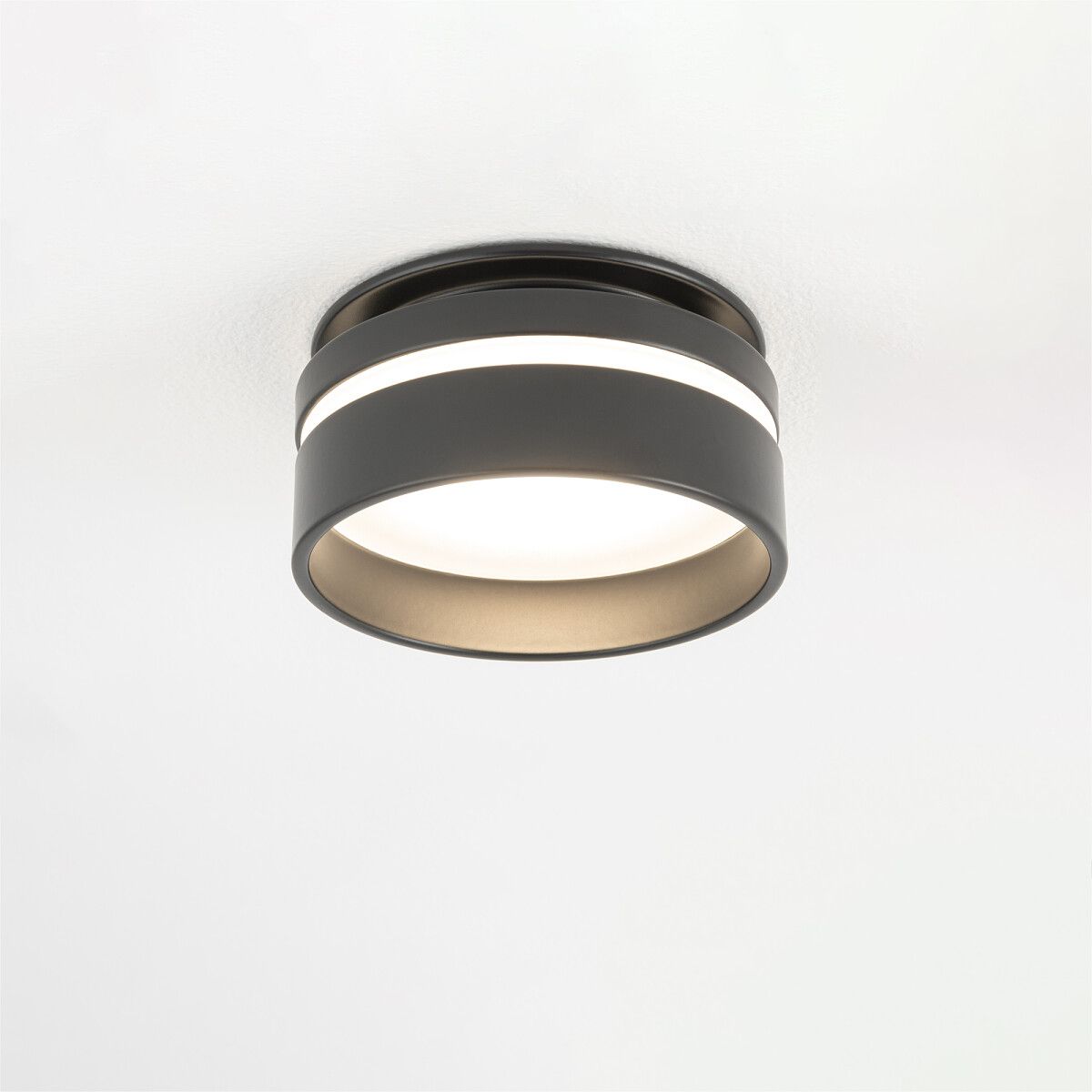 Czarna podtynkowa lampa Mljet idealnie sprawdzi się w sypialni