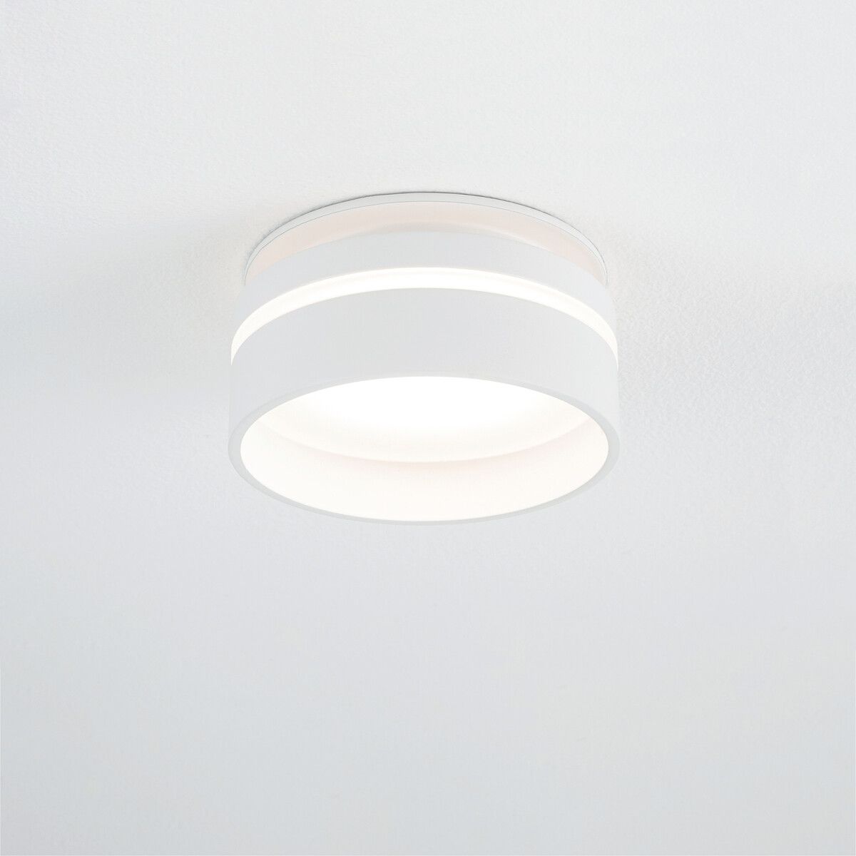 Biała podtynkowa lampa Mljet, idealna do gabinetu