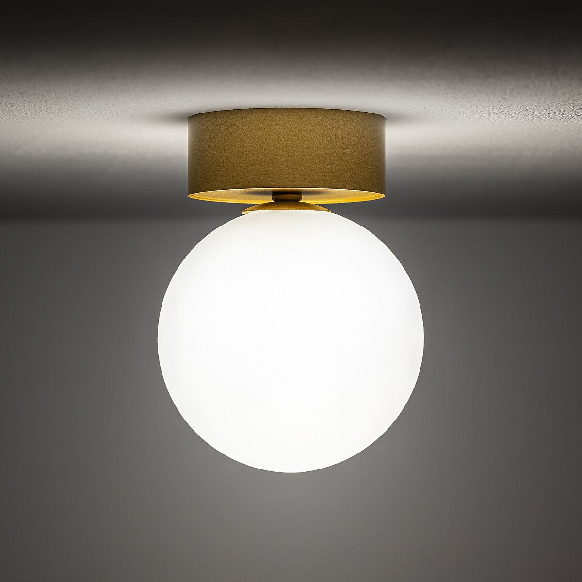 Złoty plafon Kier S z mlecznym kloszem