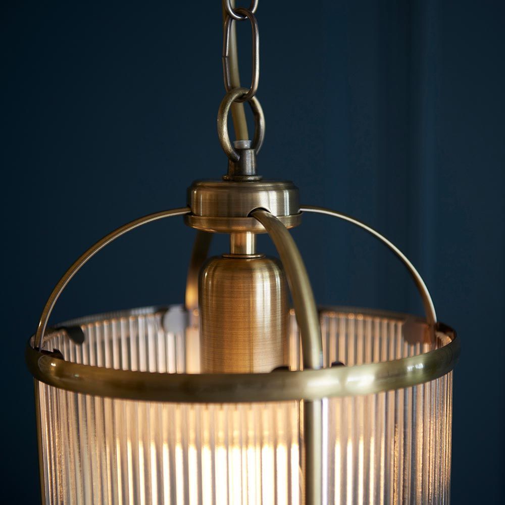Lampa wisząca Lambeth w klasycznym stylu z żebrowanym szkłem