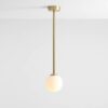 Lampa sufitowa Pinne M z mosiężnym wykończeniem i szklaną kulą