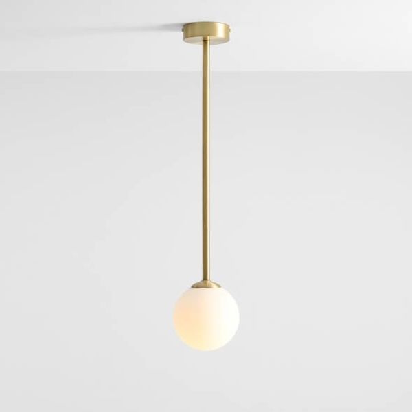 Lampa sufitowa Pinne M z mosiężnym wykończeniem i szklaną kulą