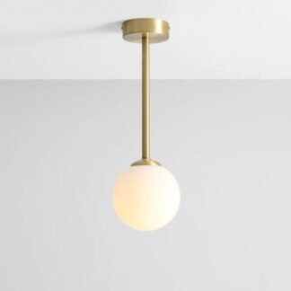 Lampa sufitowa Pinne S z szklanym kloszem w kolorze mosiądzu