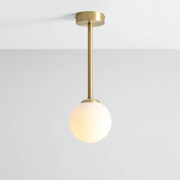 Lampa sufitowa Pinne S z szklanym kloszem w kolorze mosiądzu