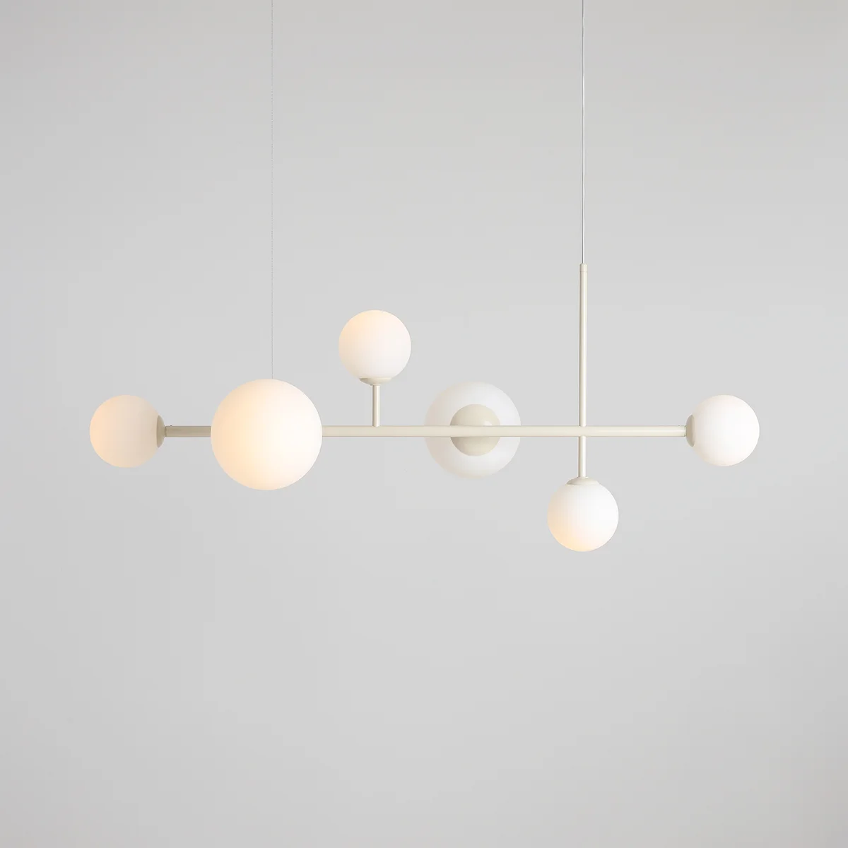 Wisząca lampa Dione 6 w kolorze kremowym