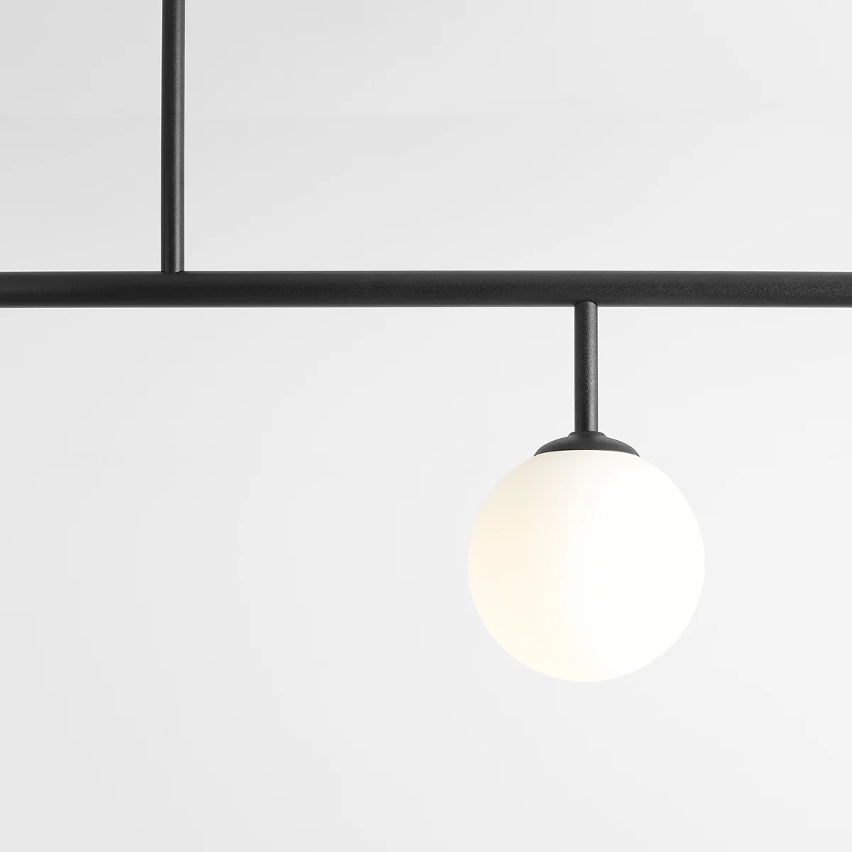 Podłużna sufitowa lampa Dione 4 z kulistymi kloszami w czarnym kolorze