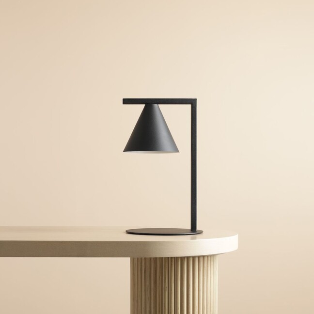Mała czarna lampka biurkowa Form z limitowanej kolekcji Artera Colours