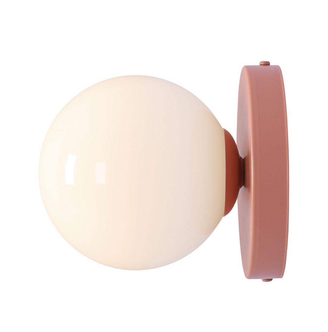 Koralowy szklany kinkiet Ball II S do sypialni