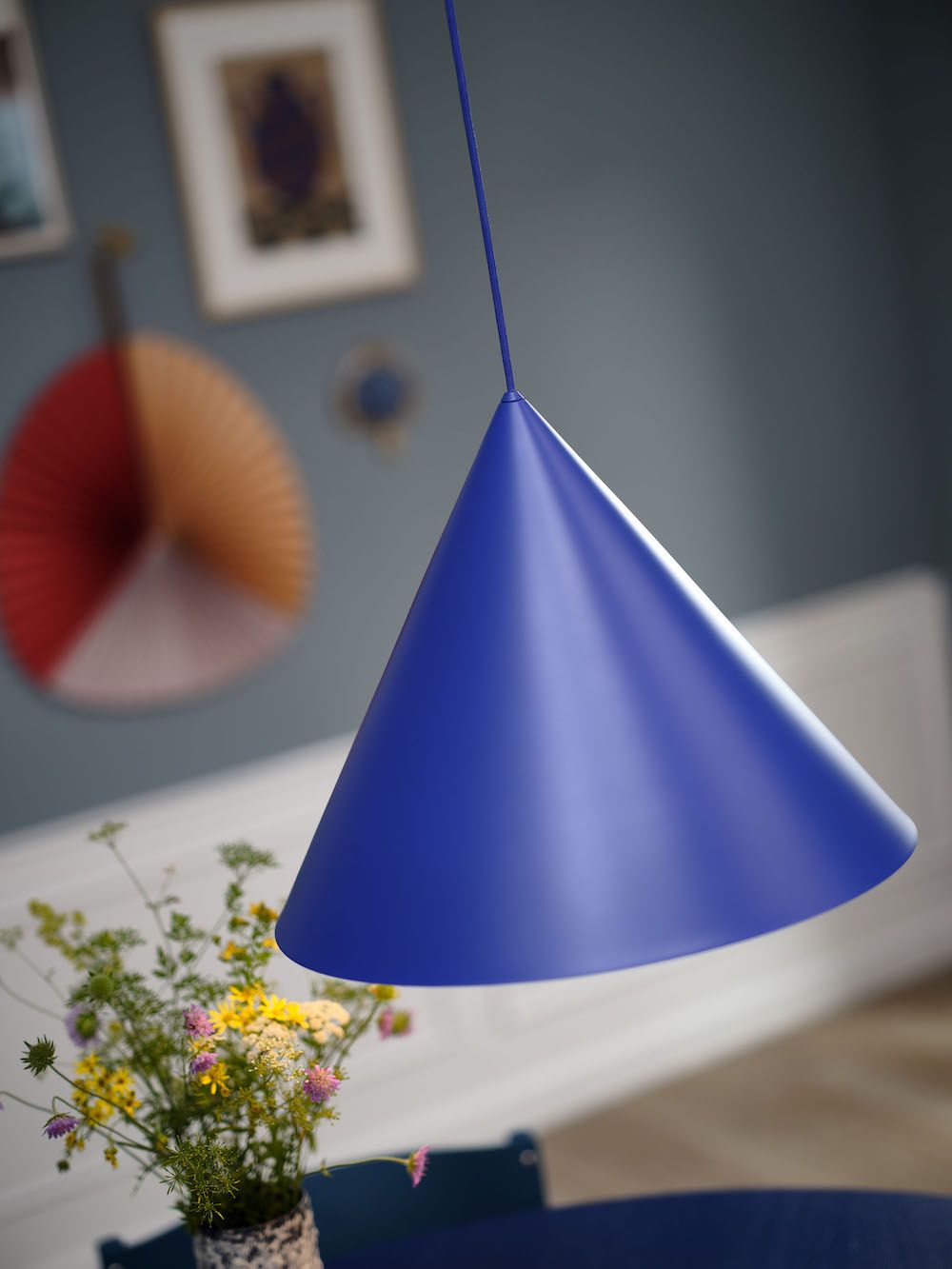 Duży, wiszący model lampy Benjamin XL od Frandsen Lighting w kolorze Atomic Blue