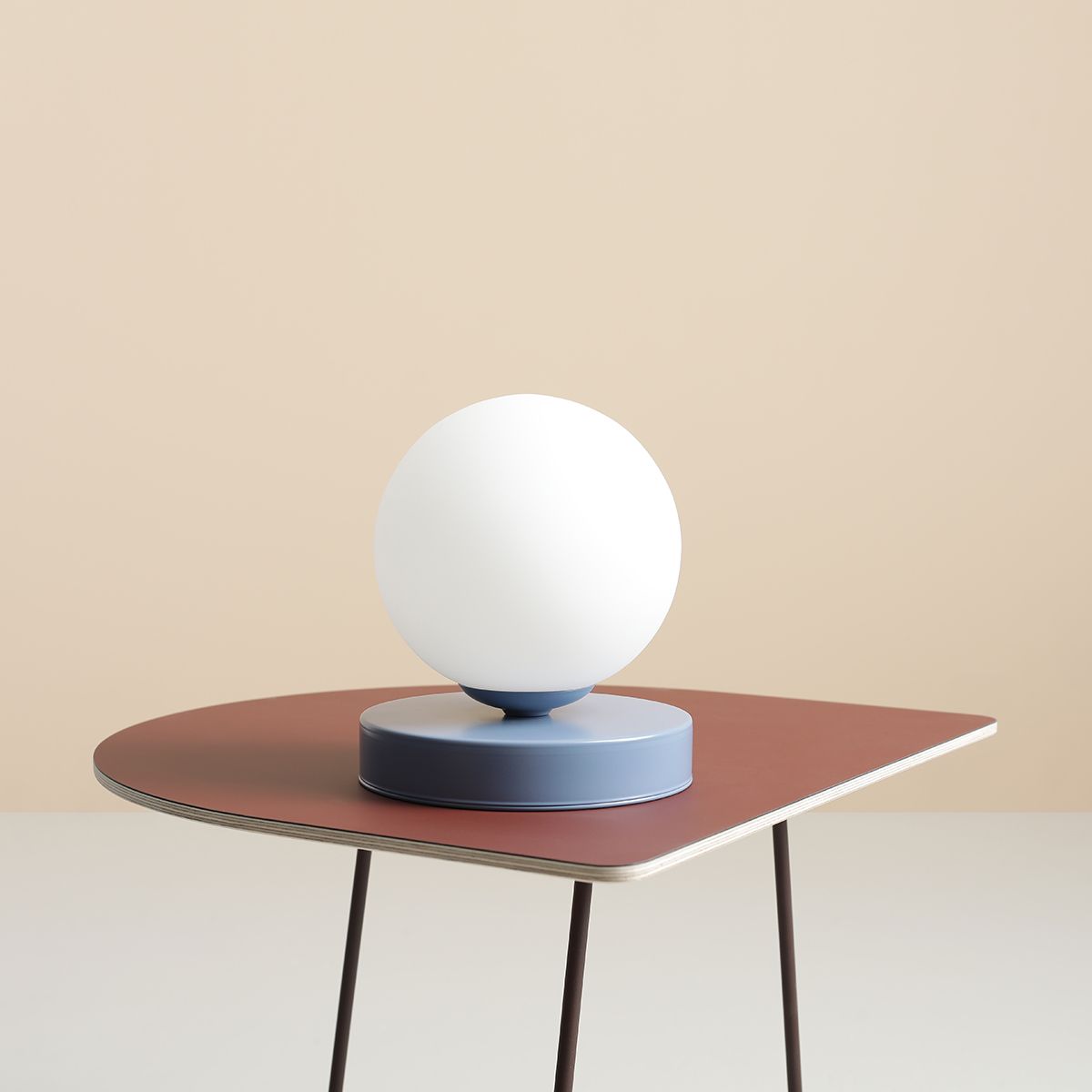 Stołowa lampa Ball w odcieniu Dusty Blue z kolekcji Artera Colours