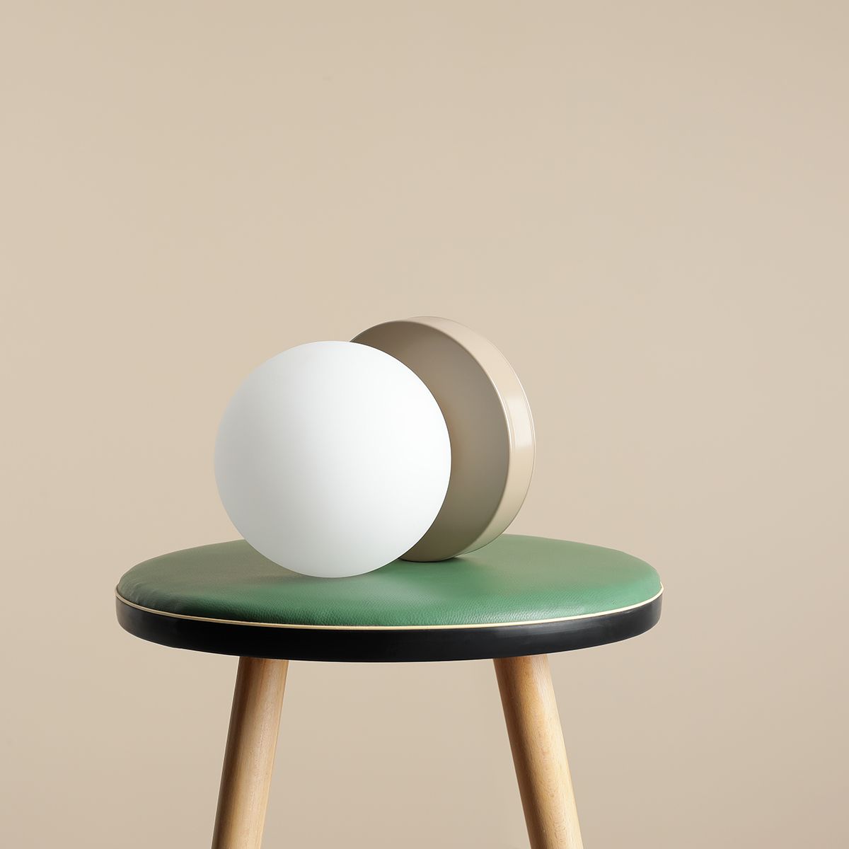 Beżowa lampa stołowa Ball z kolekcji Artera Colours