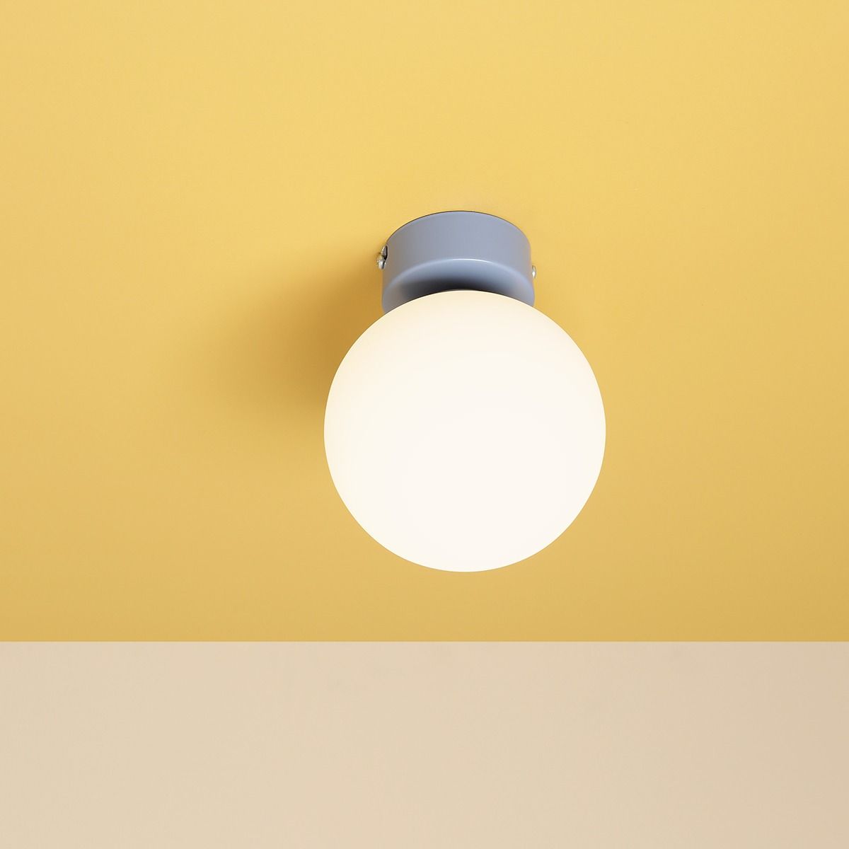 Mały kinkiet Ball w kolorze przygaszonego błękitu z kolekcji Artera Colours