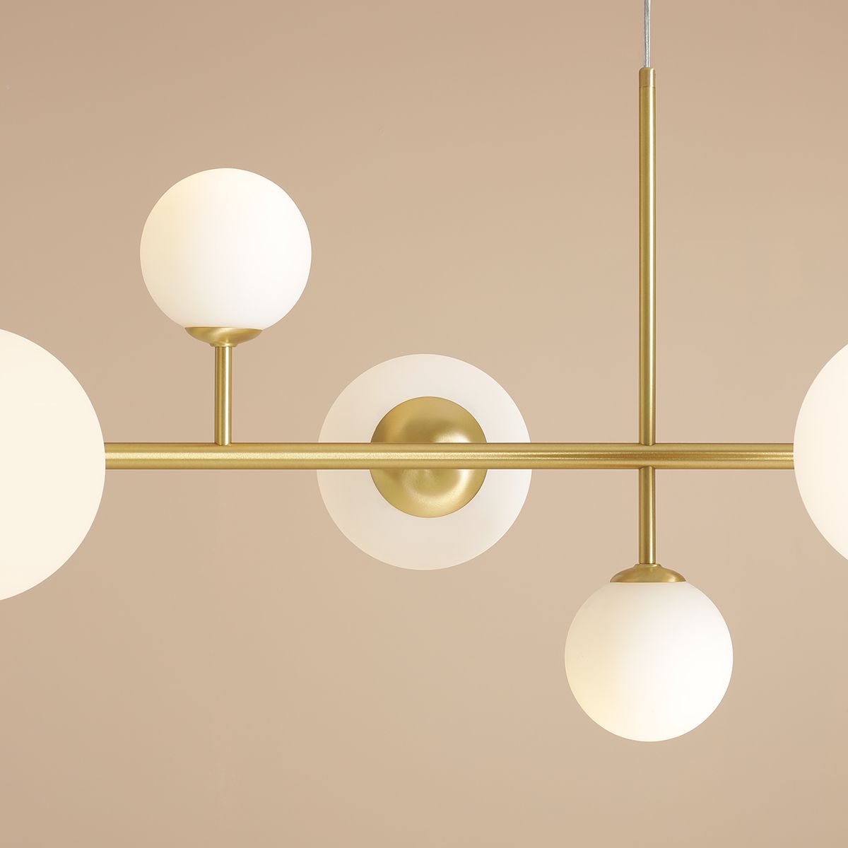 Stylowa lampa wisząca Dione 9 w odcieniu mosiądzu, idealna do salonu