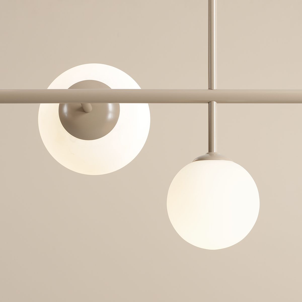 Wisząca lampa Dione 6 w kolorze beżowym ze szklanymi kloszami