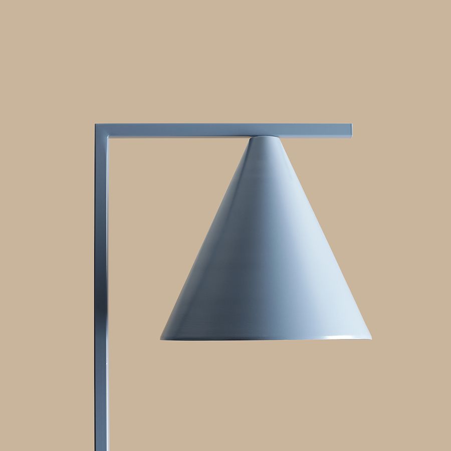 Lampa podłogowa Form w kolorze Dusty Blue z stożkowym kloszem