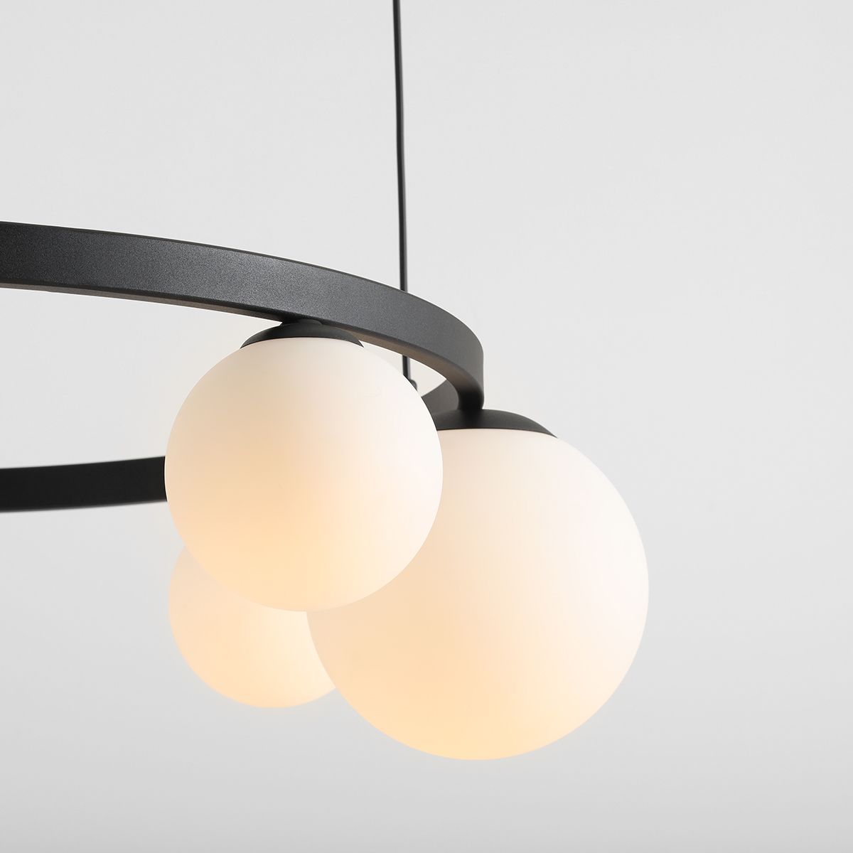 Czarny żyrandol Garda 5 ze szklanymi kloszami