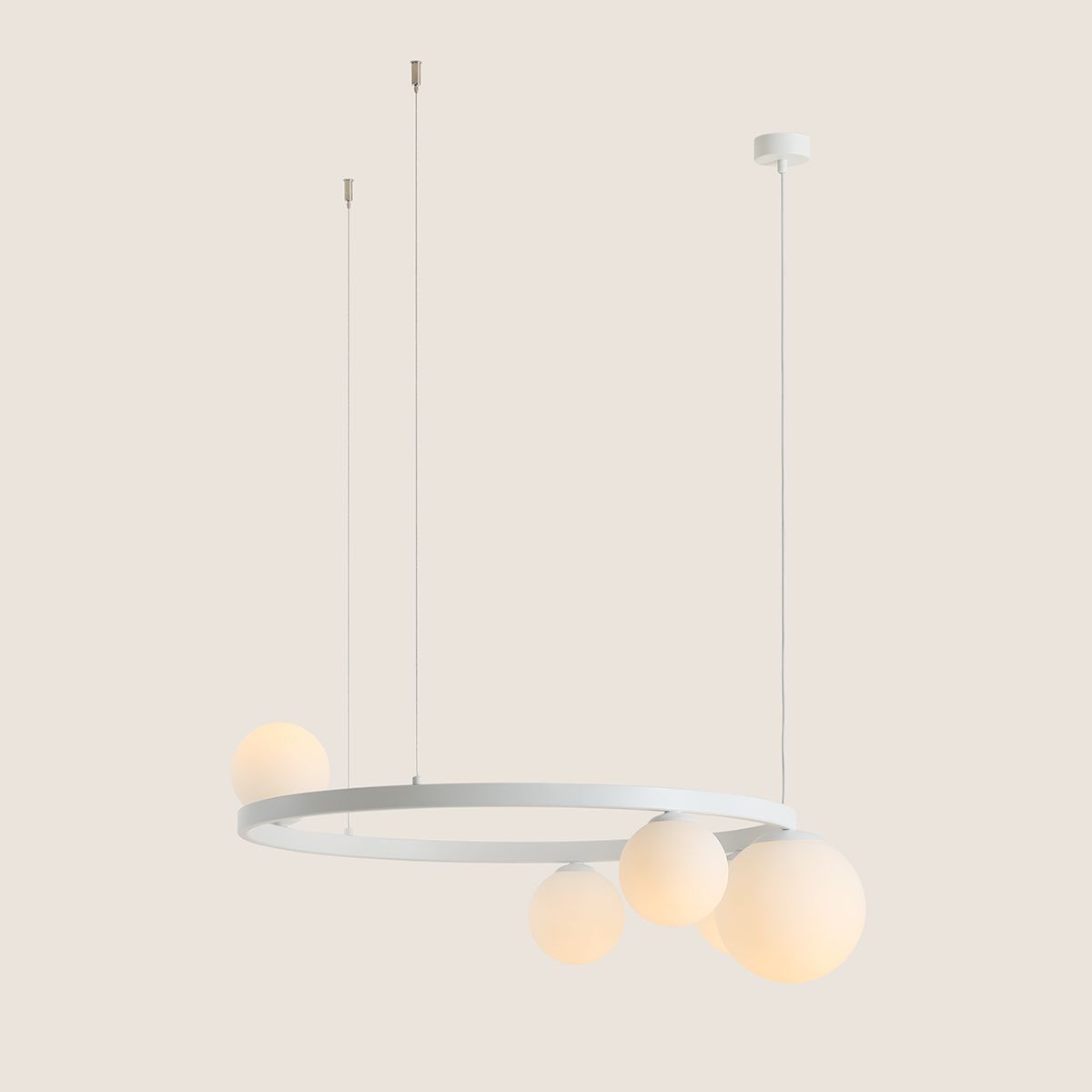 Biały żyrandol Garda 5 z eleganckimi szklanymi kloszami