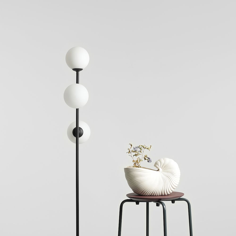 Czarna podłogowa lampa Libra z trzema białymi kloszami