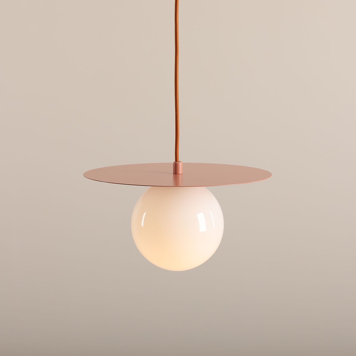 Mała wisząca lampa Loop Coral w subtelnym stylu
