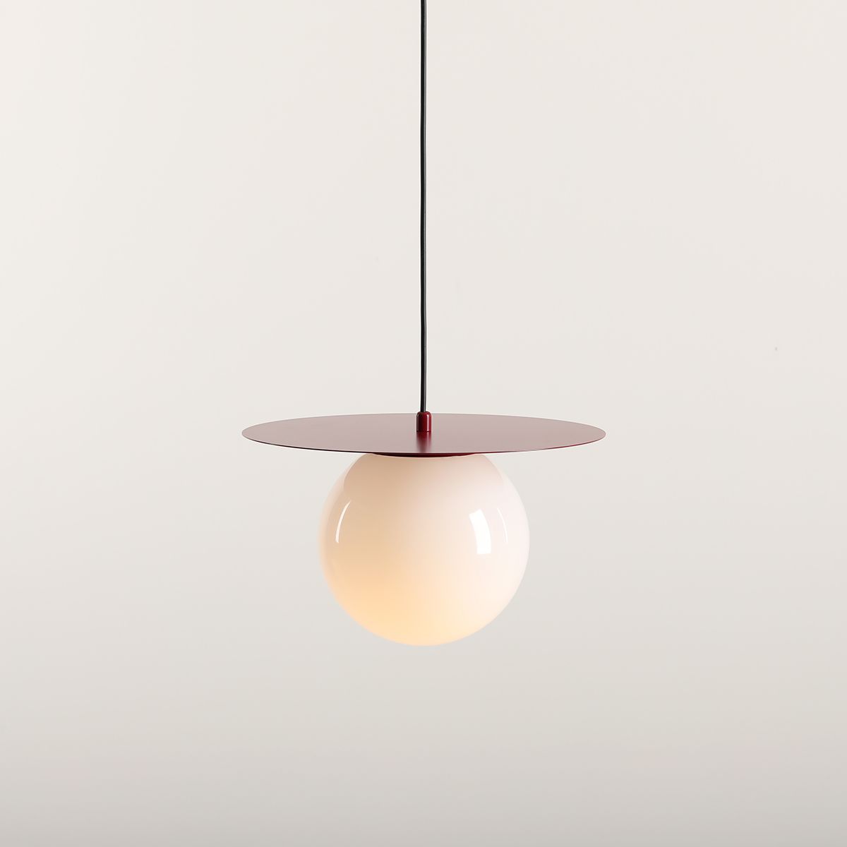 Wisząca lampa Loop w kolorze czerwonego wina