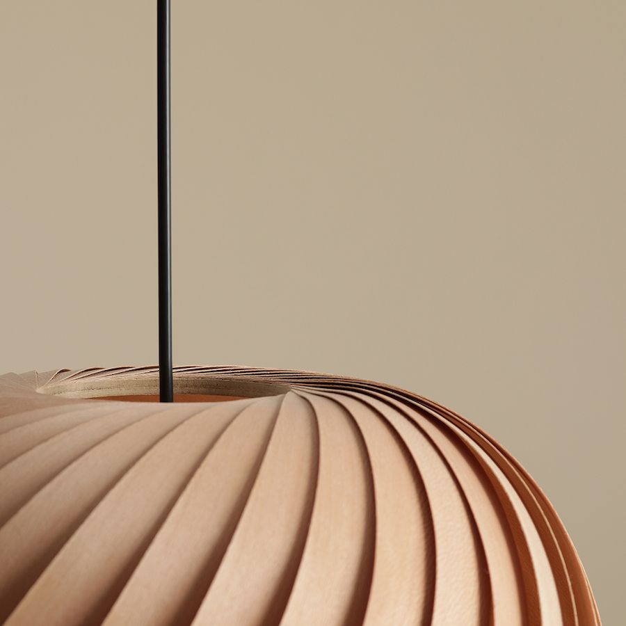 Wisząca lampa Nature Dark S wykonana z brązowego forniru