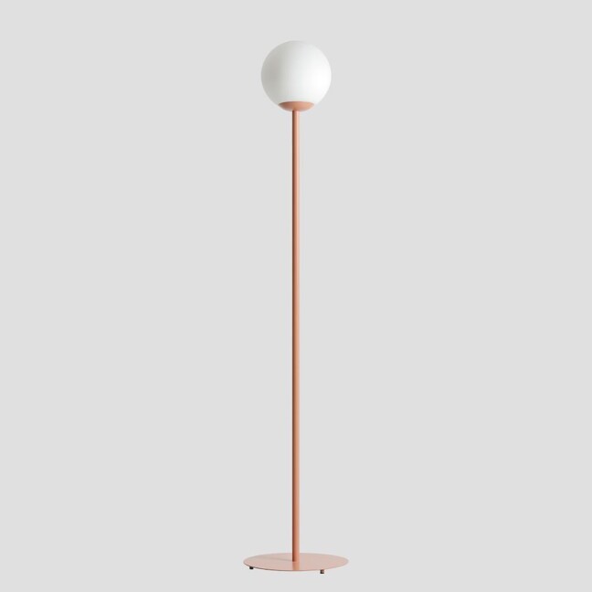 Limitowana kolekcja Artera Colours – koralowa lampa podłogowa Pinne z mlecznym kloszem