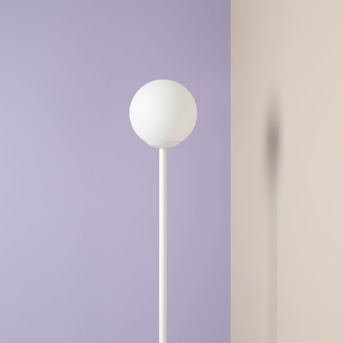 Biała podłogowa lampa Pinne z kloszem ze szkła