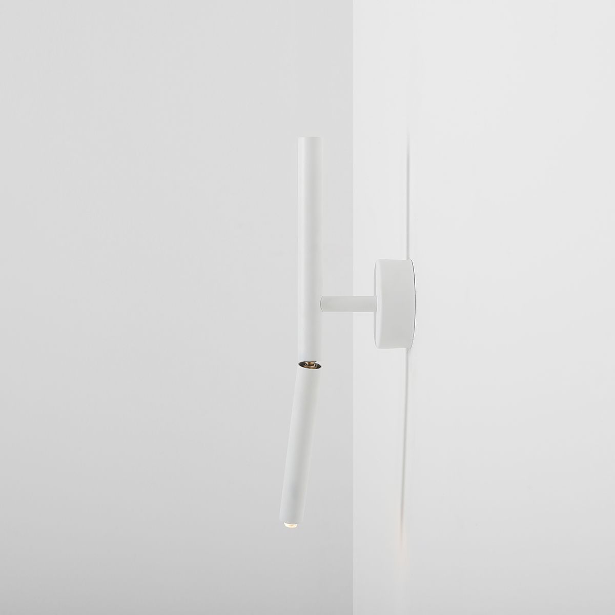 Regulowana biała lampa ścienna Stick
