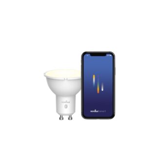 Biała żarówka LED GU10 Smart z logo Bluetooth obok smartfona z aplikacją Nordlux Smart na niebieskim ekranie.