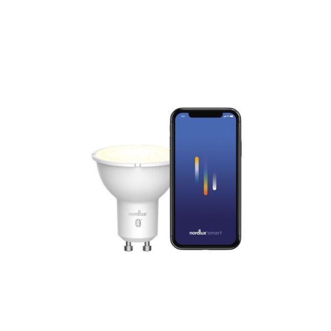 Biała żarówka LED GU10 Smart z logo Bluetooth obok smartfona z aplikacją Nordlux Smart na niebieskim ekranie.