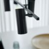 Czarna wisząca lampa Alanis zamontowana na listwie