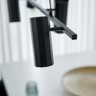 Czarna wisząca lampa Alanis zamontowana na listwie