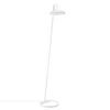 Biała, minimalistyczna lampa podłogowa Versale od DFTP
