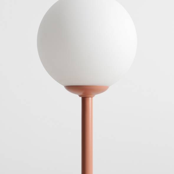 Koralowa lampa biurkowa Pinne z szklanym kloszem z limitowanej kolekcji Artera Colours