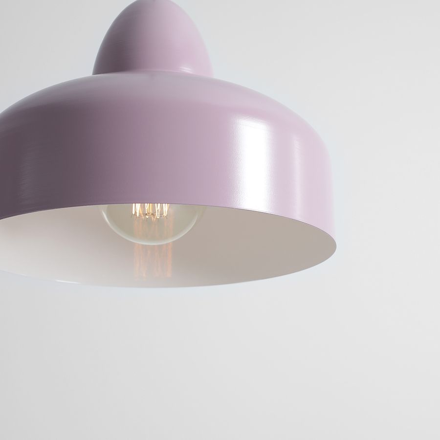 Fioletowa lampa wisząca Como z nowoczesnym, kompaktowym kloszem z limitowanej kolekcji Artera Colours